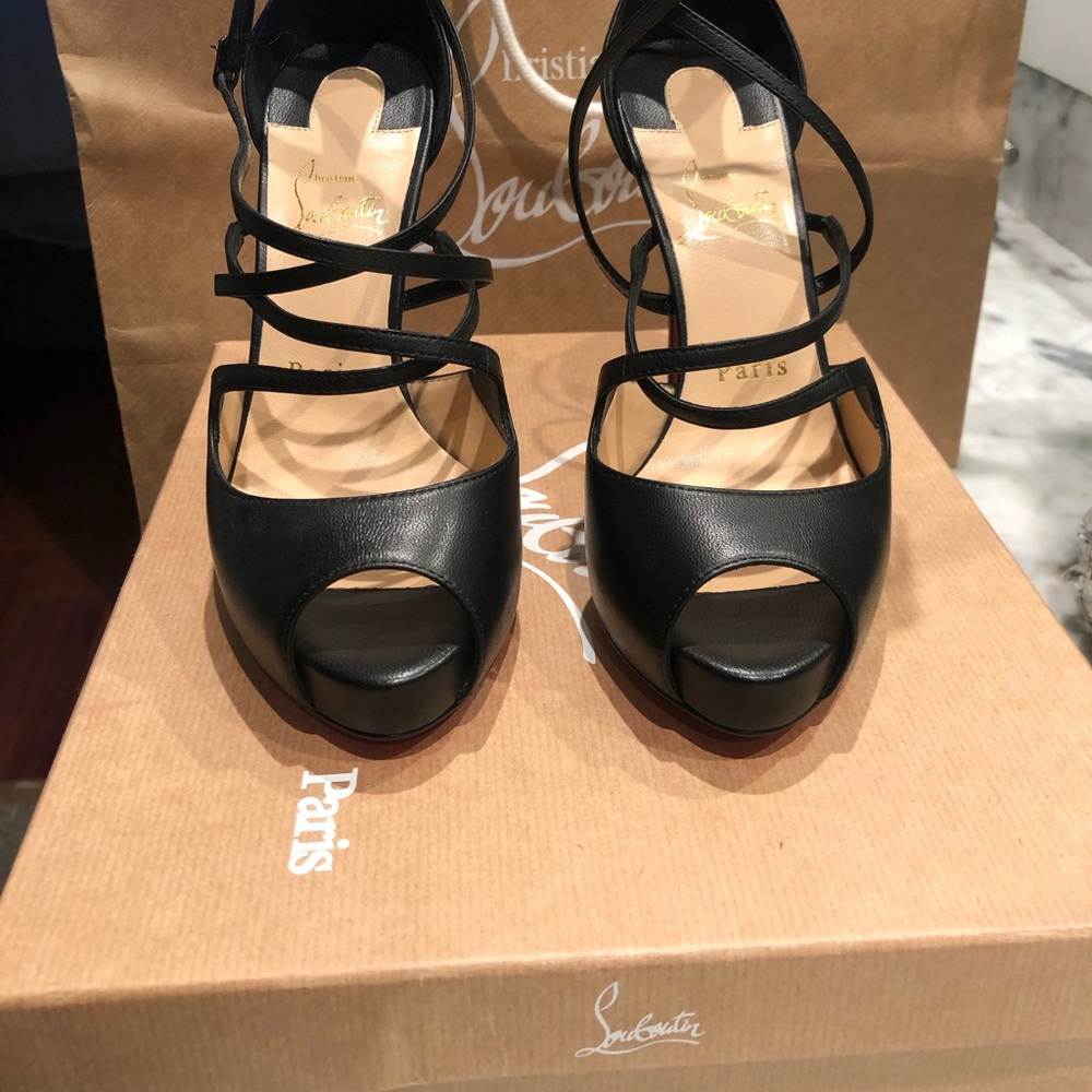 Was a gift never worn . bought at houston galleria original box . Authentic